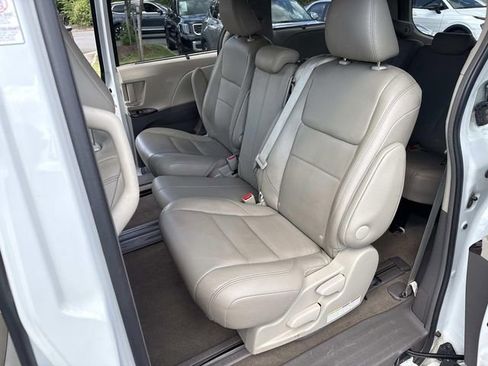 Used 2017 Toyota Sienna XLE FWD image 17