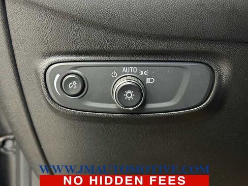 Used 2021 Chevrolet Equinox LS image 32