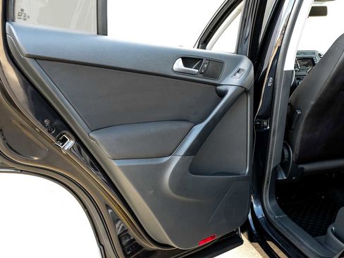 Used 2017 Volkswagen Tiguan S image 42