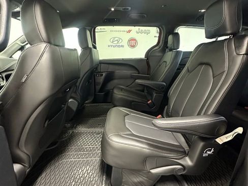 New 2025 Chrysler Pacifica Select w/ Fav Edition Package image 24