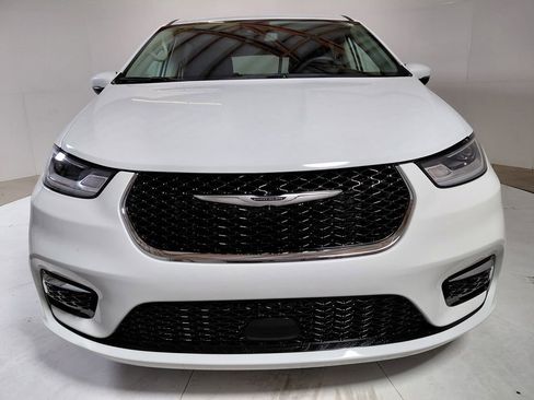 Certified 2023 Chrysler Pacifica Touring-L FWD image 2
