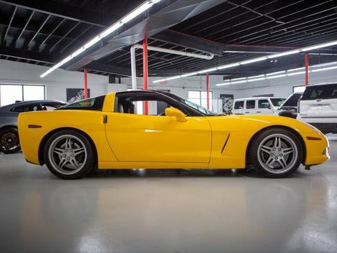 Used 2005 Chevrolet Corvette Coupe w/ Preferred Equipment Group RWD image 30