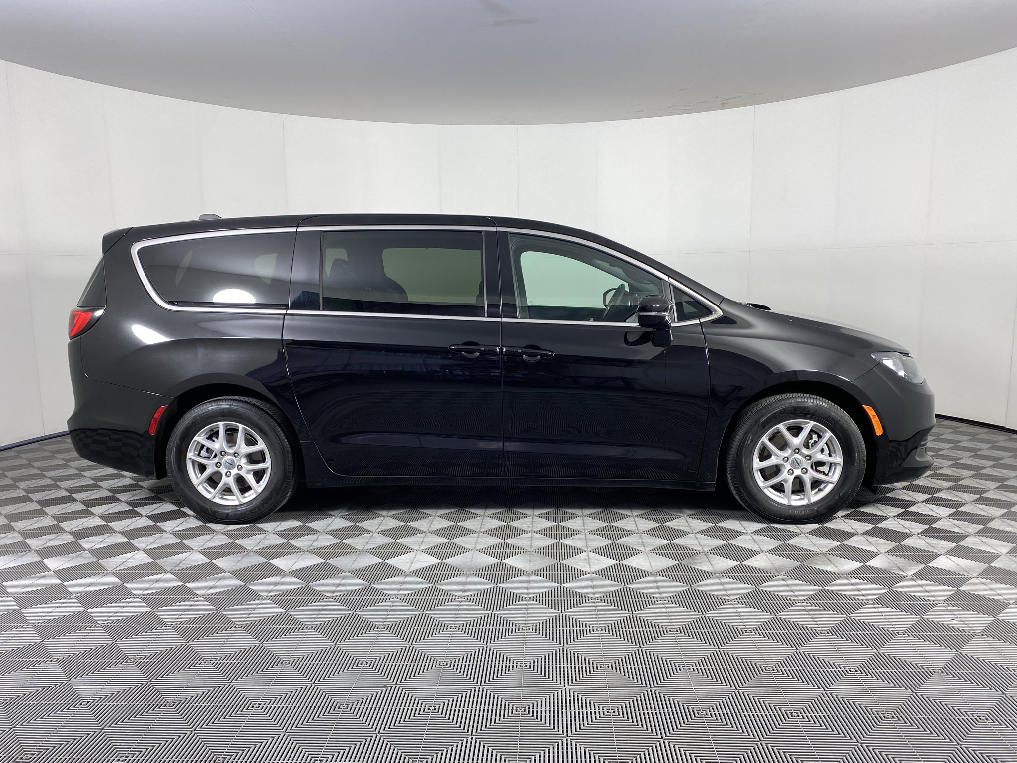 Used 2025 Chrysler Voyager LX FWD image 6
