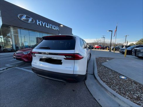 Used 2024 Toyota Grand Highlander Limited image 5