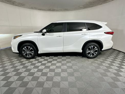 Used 2023 Toyota Highlander XLE FWD image 6
