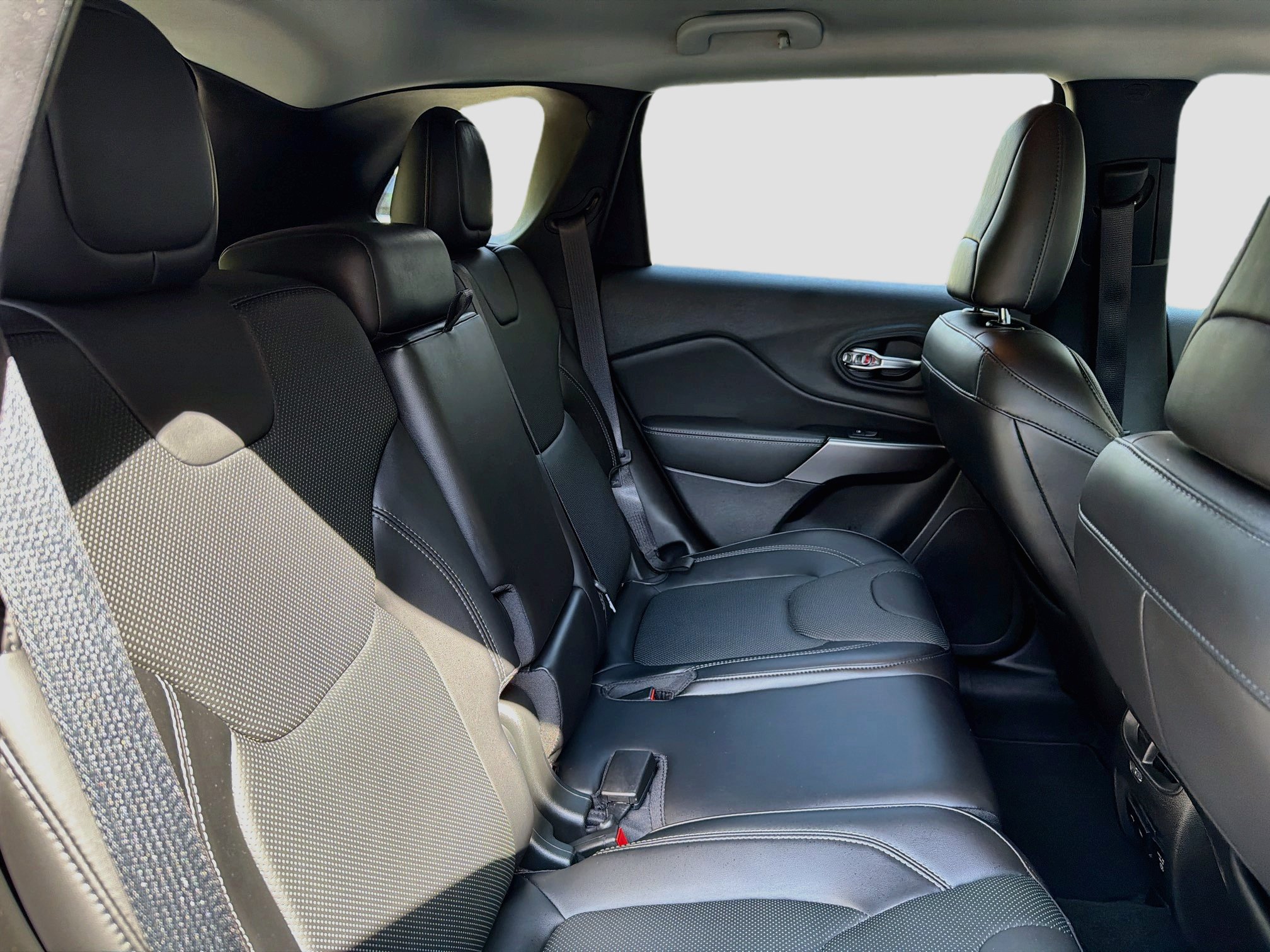 Used 2019 Jeep Cherokee Limited w/ Luxury Group FWD image 26
