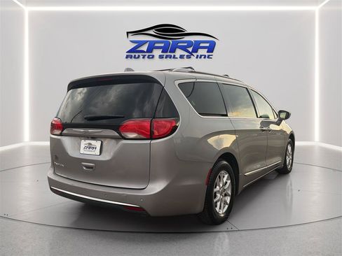 Used 2020 Chrysler Pacifica Touring-L FWD image 7