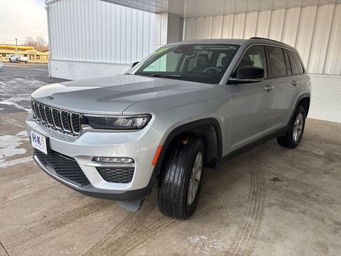 Used 2023 Jeep Grand Cherokee Limited image 3