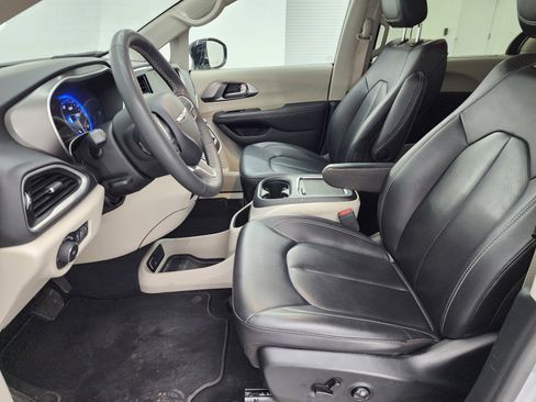 Used 2024 Chrysler Pacifica Touring-L image 8