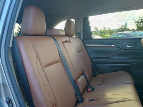 Used 2017 Toyota Highlander Limited FWD image 23