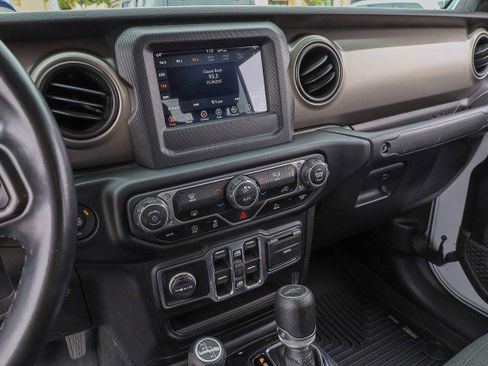 Used 2021 Jeep Gladiator Willys image 14