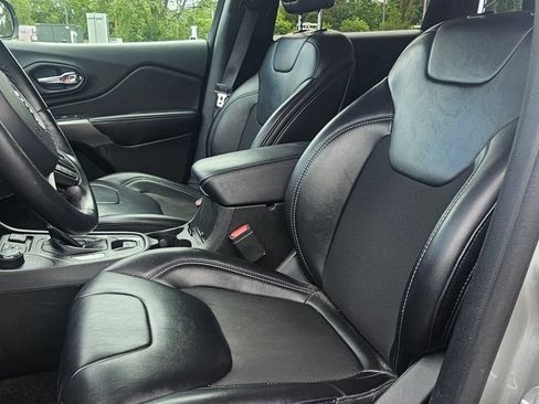 Used 2019 Jeep Cherokee Latitude Plus AWD/4WD image 12