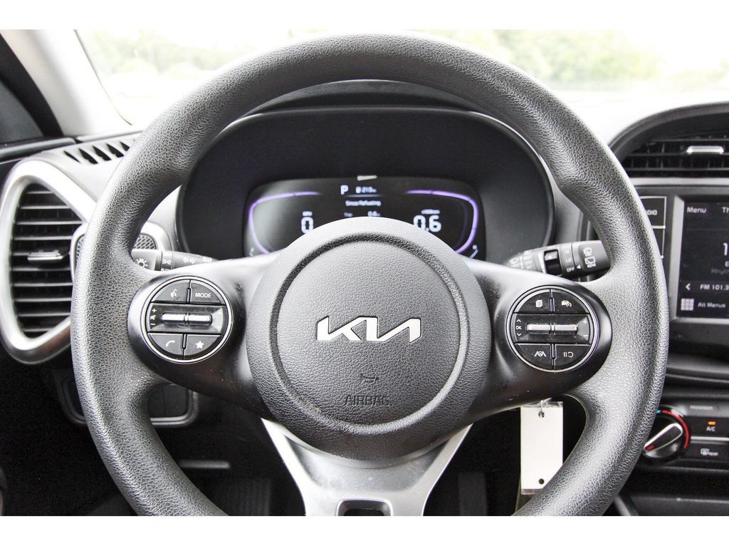 Used 2025 Kia Soul LX w/ LX Technology Package FWD image 15