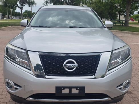 Used 2015 Nissan Pathfinder Platinum w/ Family Entertainment Package FWD image 2