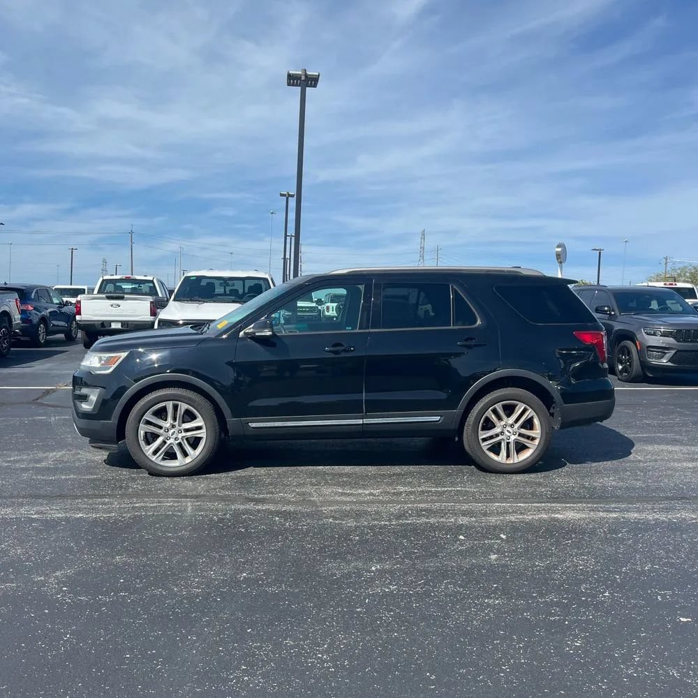 Used 2017 Ford Explorer XLT w/ Equipment Group 202A AWD/4WD image 9