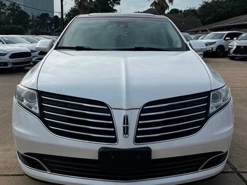 Used 2019 Lincoln MKT AWD image 2