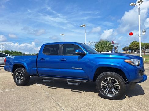 Used 2018 Toyota Tacoma TRD Sport AWD/4WD image 3