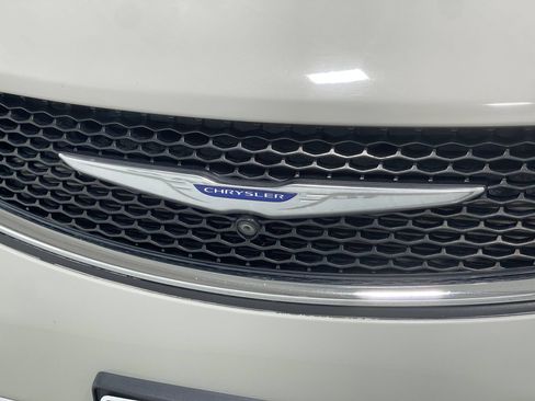 Used 2019 Chrysler Pacifica Limited w/ Tire & Wheel Group FWD image 39