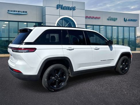 Used 2025 Jeep Grand Cherokee Altitude AWD/4WD image 2