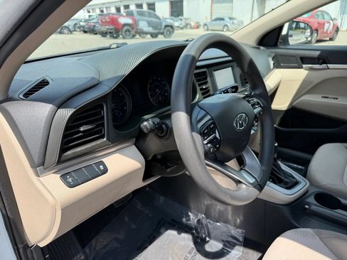 Used 2019 Hyundai Elantra SE FWD image 17