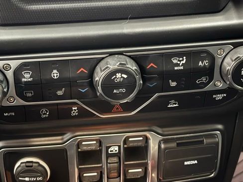 Used 2021 Jeep Wrangler Unlimited Rubicon w/ Cold Weather Group AWD/4WD image 29