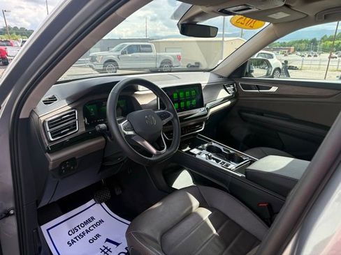 Used 2025 Volkswagen Atlas SEL AWD/4WD image 3