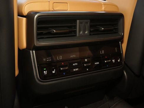 Used 2026 Lexus LX 600 4WD w/ Luxury Package image 23