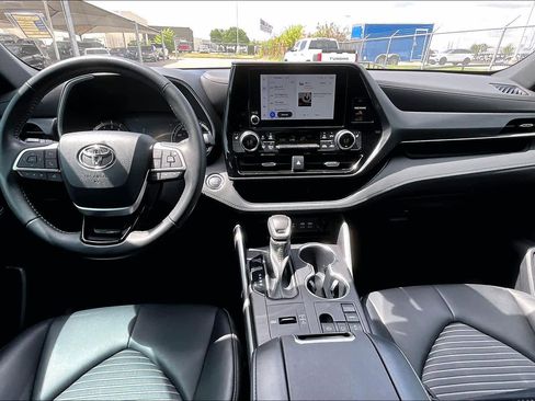 Used 2023 Toyota Highlander XSE FWD image 15