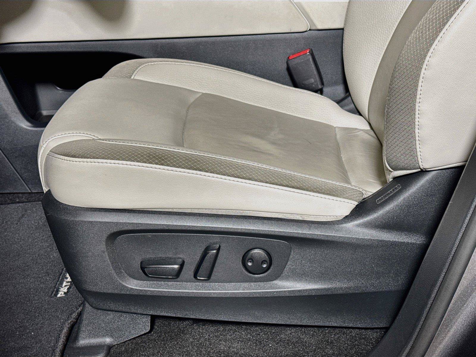 Used 2025 Nissan Pathfinder SL FWD image 17