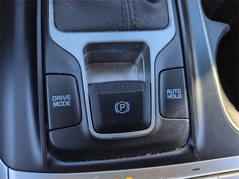 Used 2022 Kia Carnival LX image 24