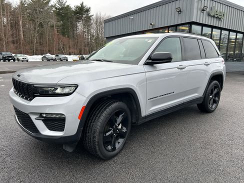 Used 2023 Jeep Grand Cherokee Limited w/ Black Appearance Package image 11