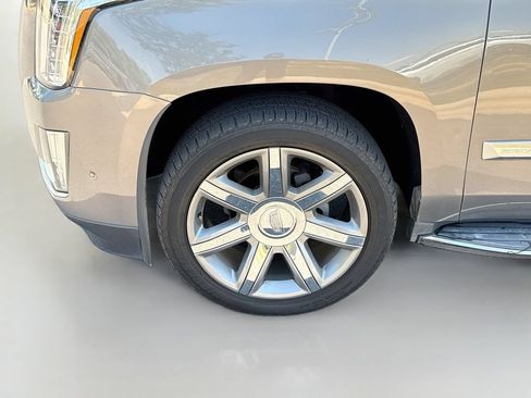 Used 2017 Cadillac Escalade Luxury AWD/4WD image 36