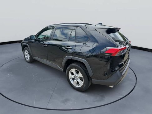 Used 2021 Toyota RAV4 XLE AWD/4WD image 3