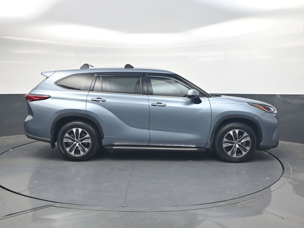 Used 2022 Toyota Highlander XLE FWD image 3