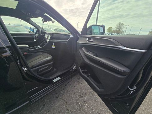 New 2026 Jeep Grand Cherokee Altitude image 11