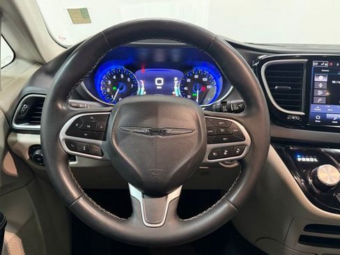 Used 2023 Chrysler Pacifica Touring-L FWD image 14