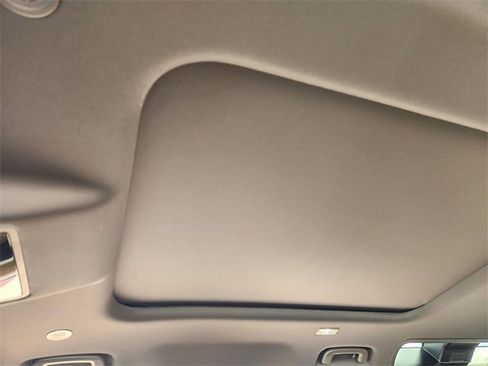 New 2026 Land Rover Defender 110 X-Dynamic SE image 18