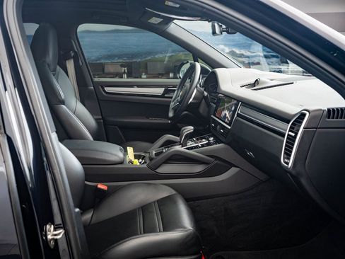 Used 2023 Porsche Cayenne Platinum Edition image 20