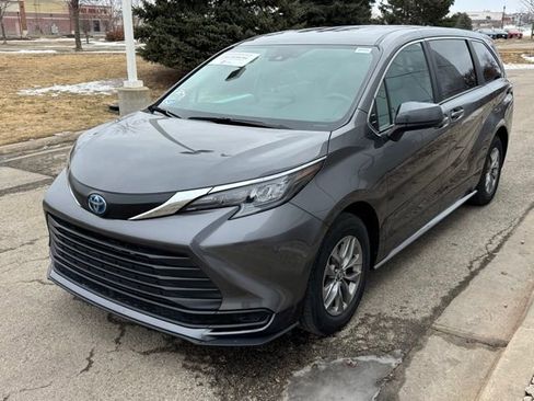 Certified 2025 Toyota Sienna LE image 39