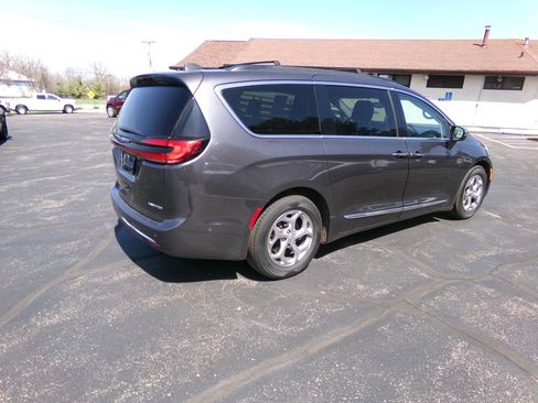 Used 2022 Chrysler Pacifica Limited FWD image 3