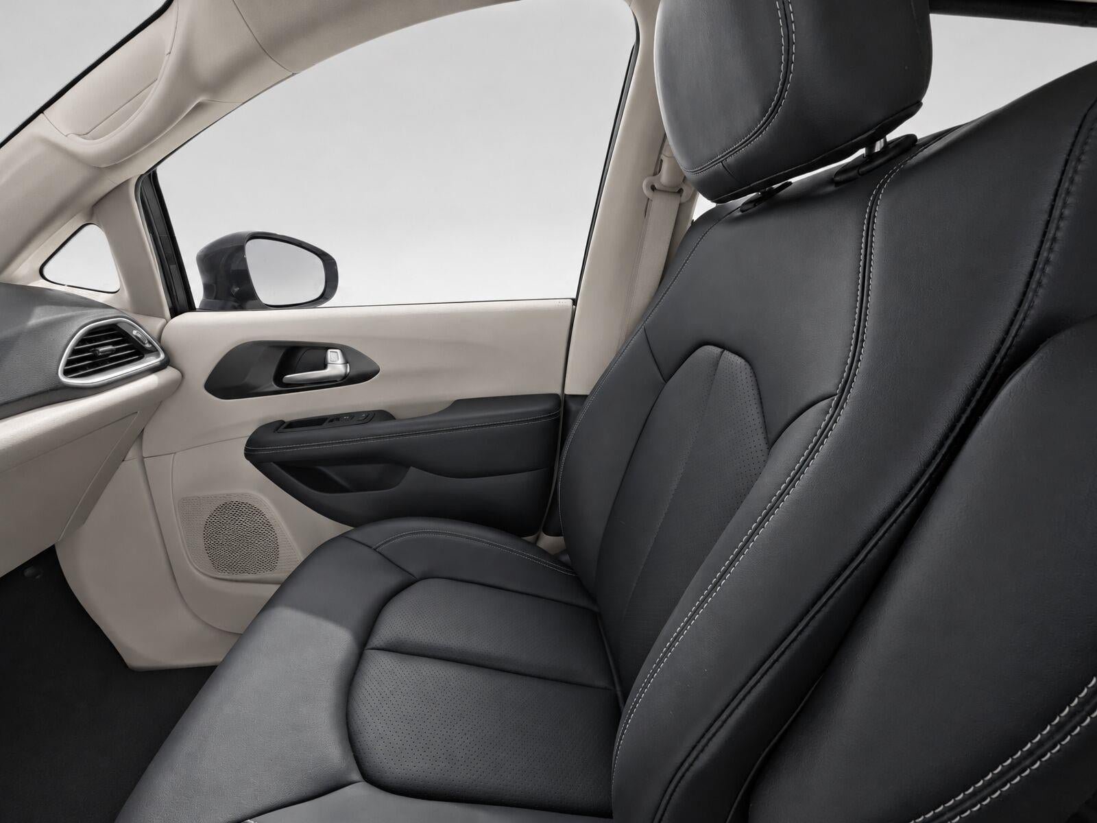 Used 2024 Chrysler Pacifica Touring-L FWD image 15