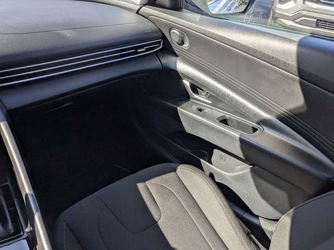Used 2022 Hyundai Elantra SEL w/ Convenience + Premium Package FWD image 15
