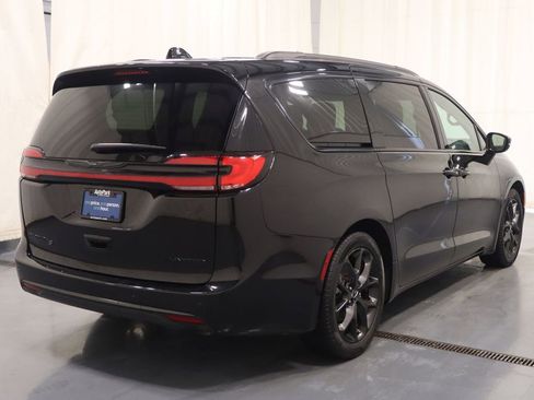 Used 2025 Chrysler Pacifica Limited FWD image 10
