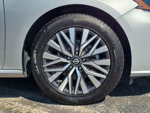 Used 2024 Nissan Altima 2.5 SV FWD image 5