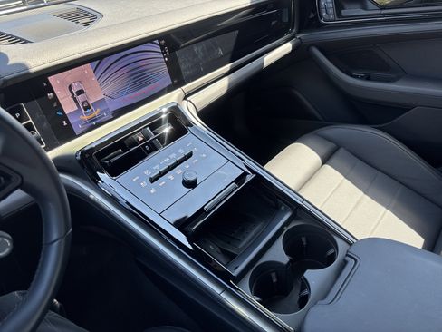 Certified 2025 Porsche Panamera image 36