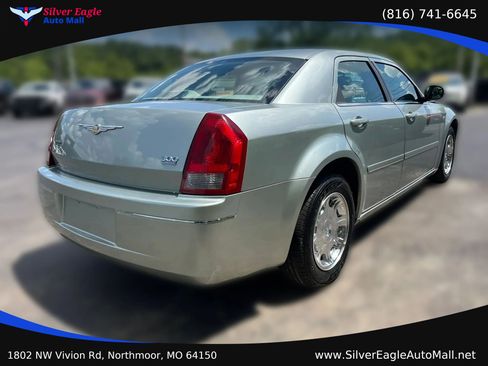 Used 2005 Chrysler 300 Touring RWD image 4