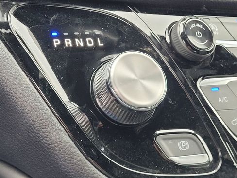 New 2026 Chrysler Pacifica Limited w/ Uconnect Theater Family Group image 17