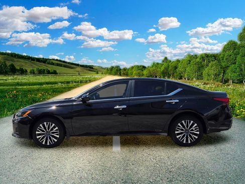 Used 2023 Nissan Altima 2.5 SV AWD/4WD image 3