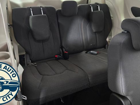 Used 2019 Chrysler Pacifica Touring Plus w/ Tire & Wheel Group FWD image 34