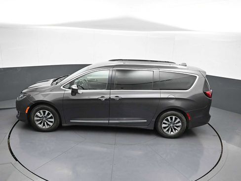Used 2020 Chrysler Pacifica Touring-L Plus FWD image 44